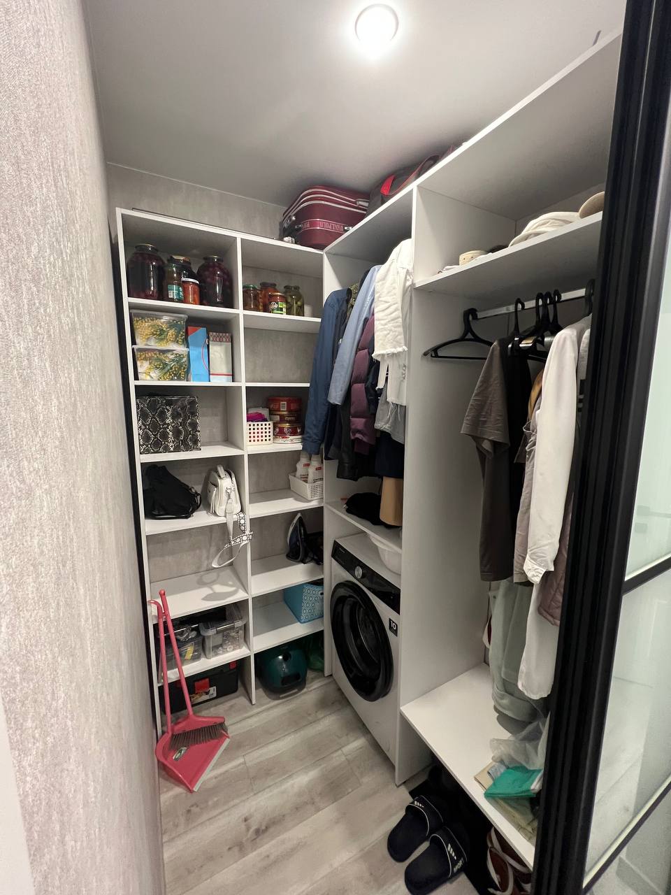 Гардеробная-постирочная Белая раздвижные двери